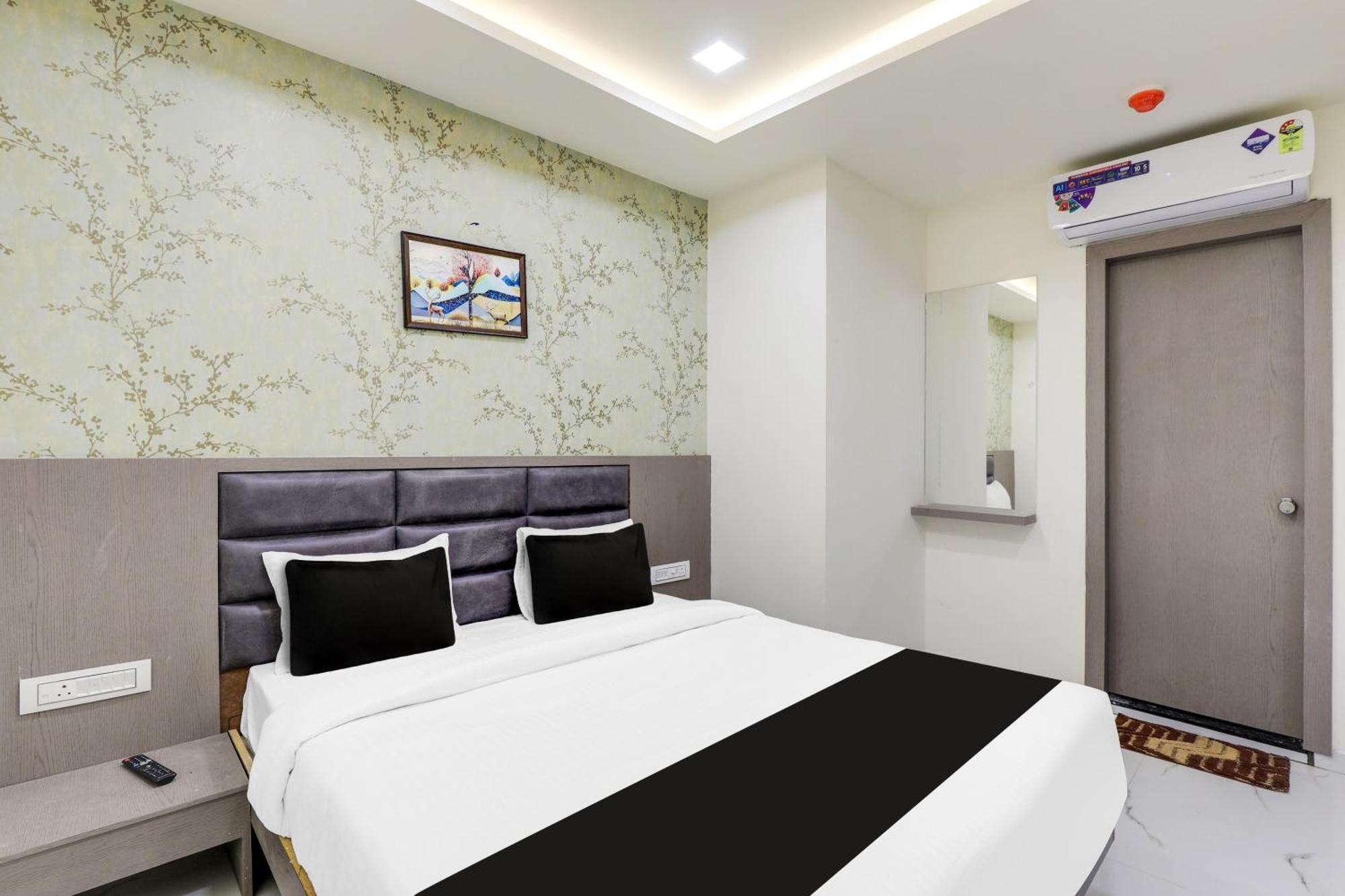 Hotel O Neek Palace Amhedabad Dış mekan fotoğraf