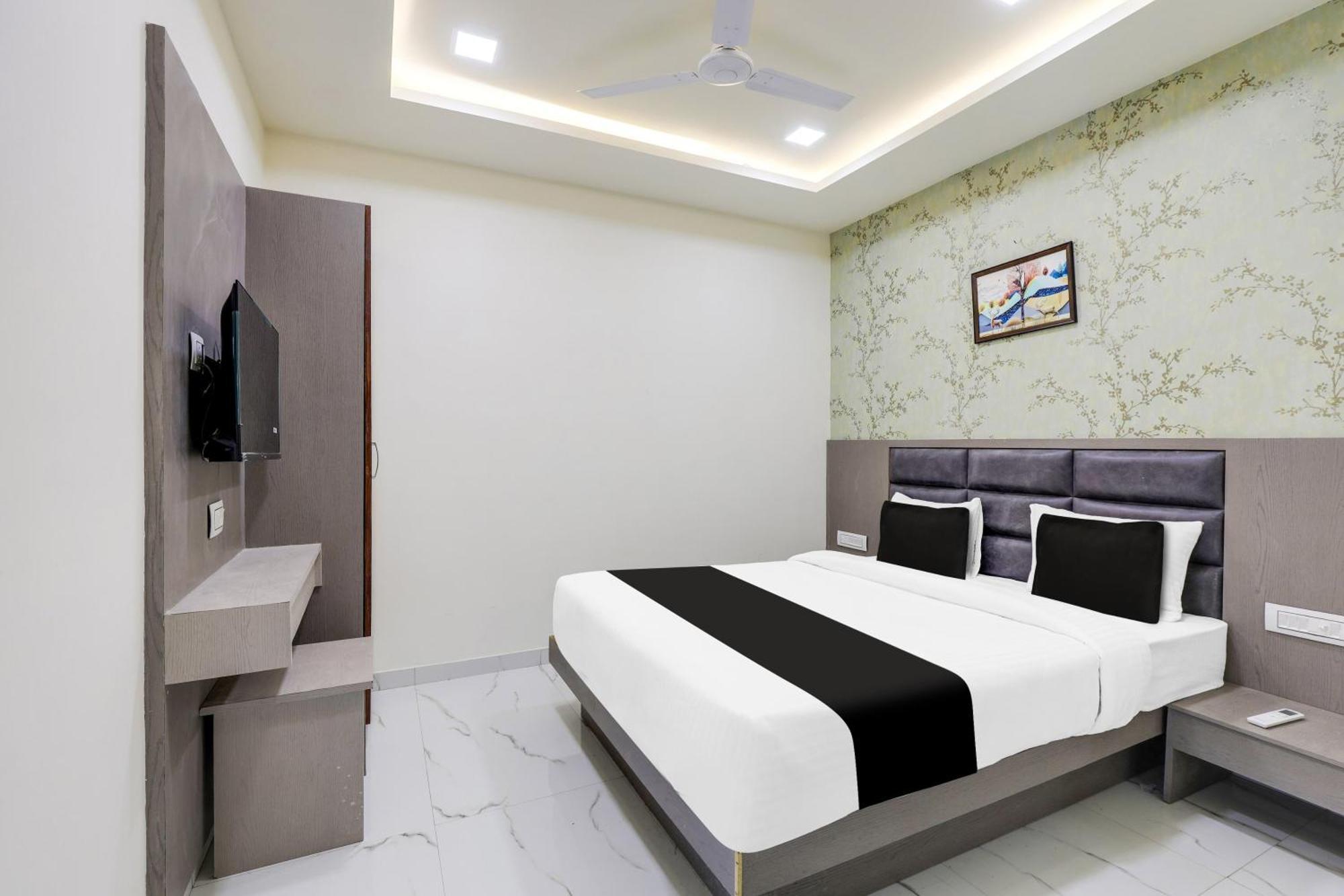 Hotel O Neek Palace Amhedabad Dış mekan fotoğraf