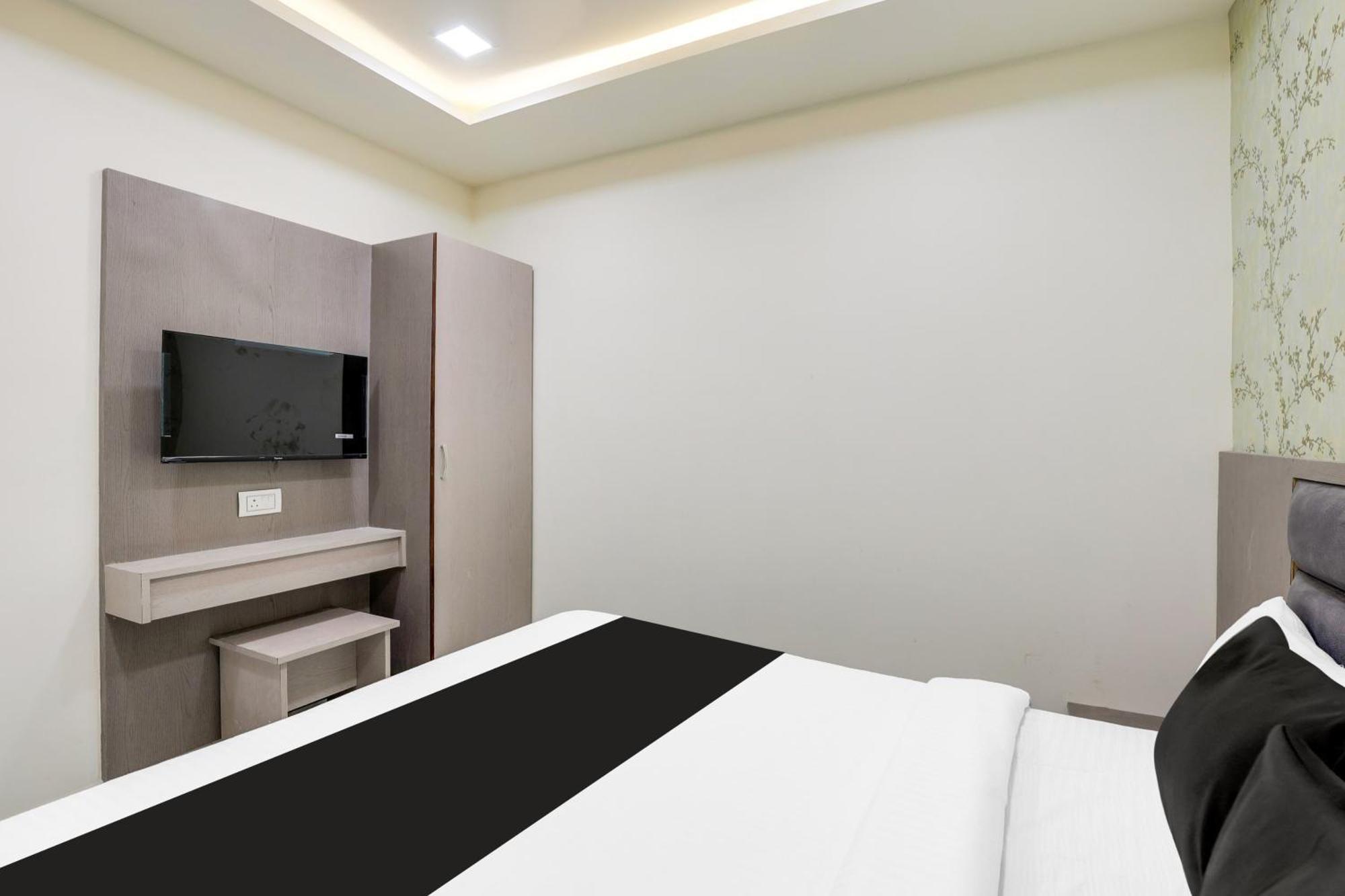Hotel O Neek Palace Amhedabad Dış mekan fotoğraf